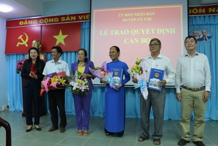 Lễ trao Quyết định bổ nhiệm lại cho cán bộ quản lý ngành Giáo dục và Đào tạo huyện
